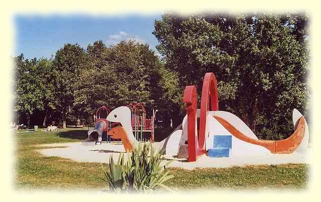 Nessi - Spielbereich am See mit Rutschen und Kletteranlage