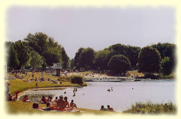 Badende am See im Hochsommer